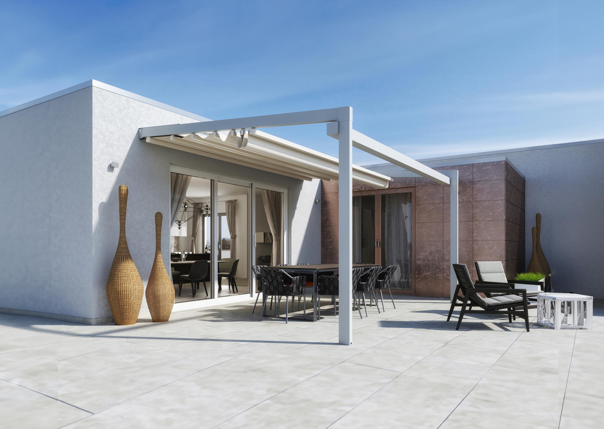 Un patio con pergolato e sedie davanti a una casa.