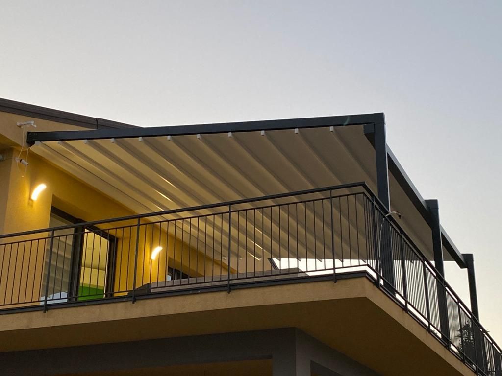 Un balcone con una tettoia sopra e una ringhiera.