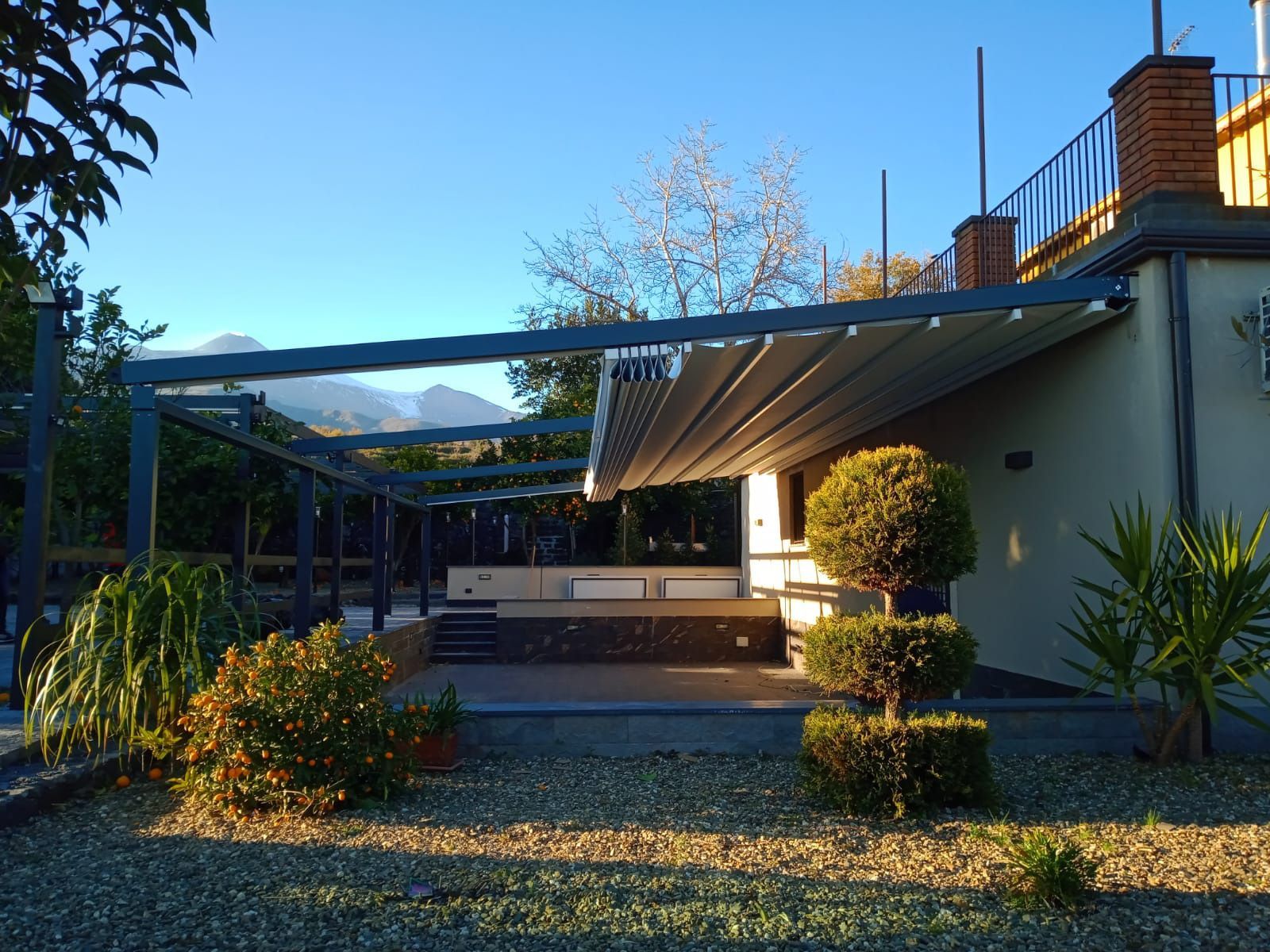 Una casa con un pergolato sopra