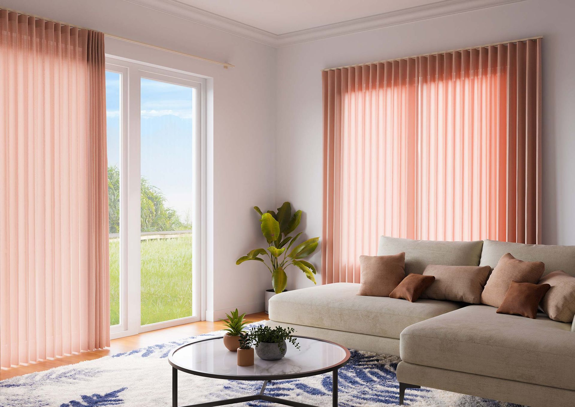 Un soggiorno con un divano, un tavolino da caffè e tende rosa.