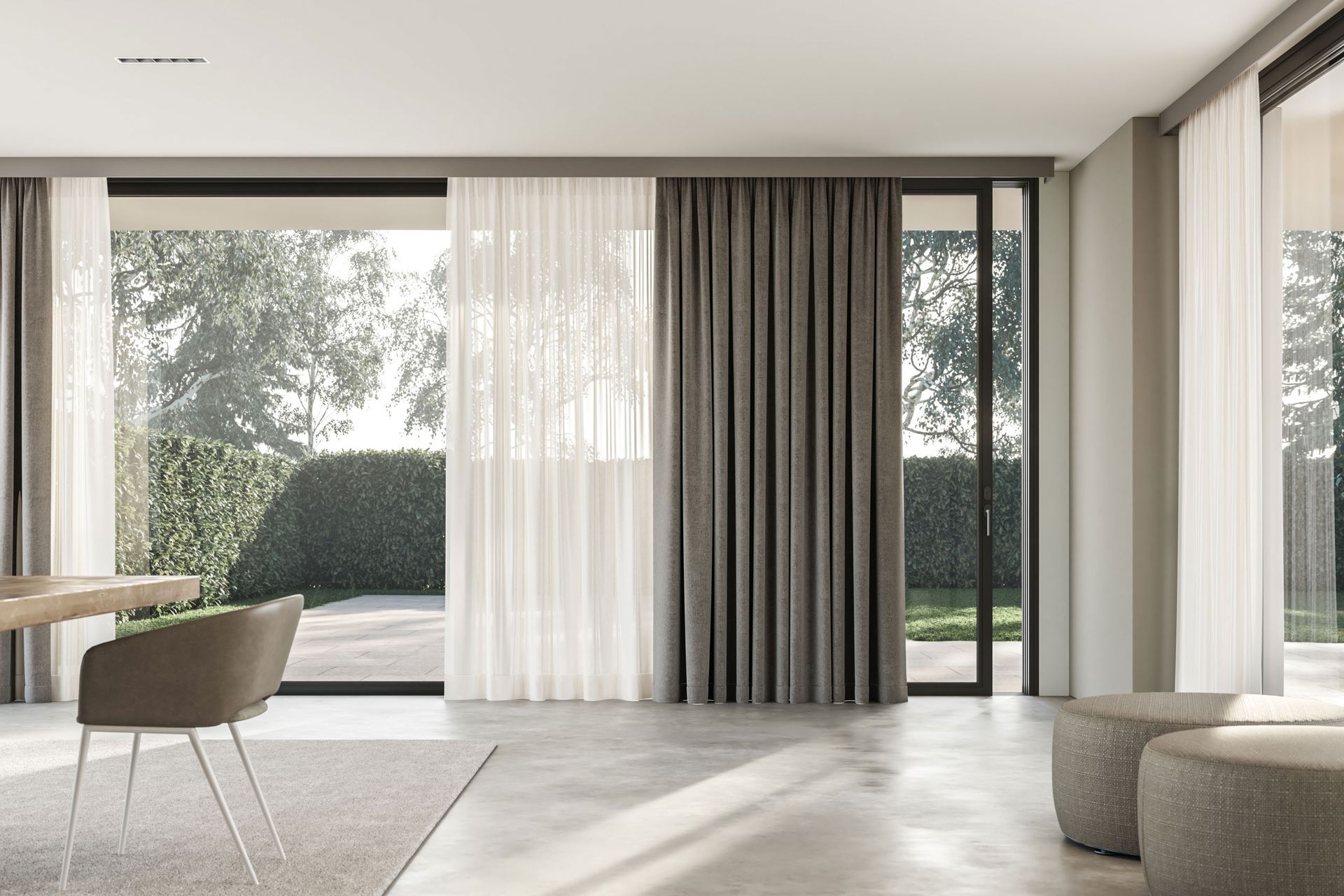 Un soggiorno con molte finestre e tende