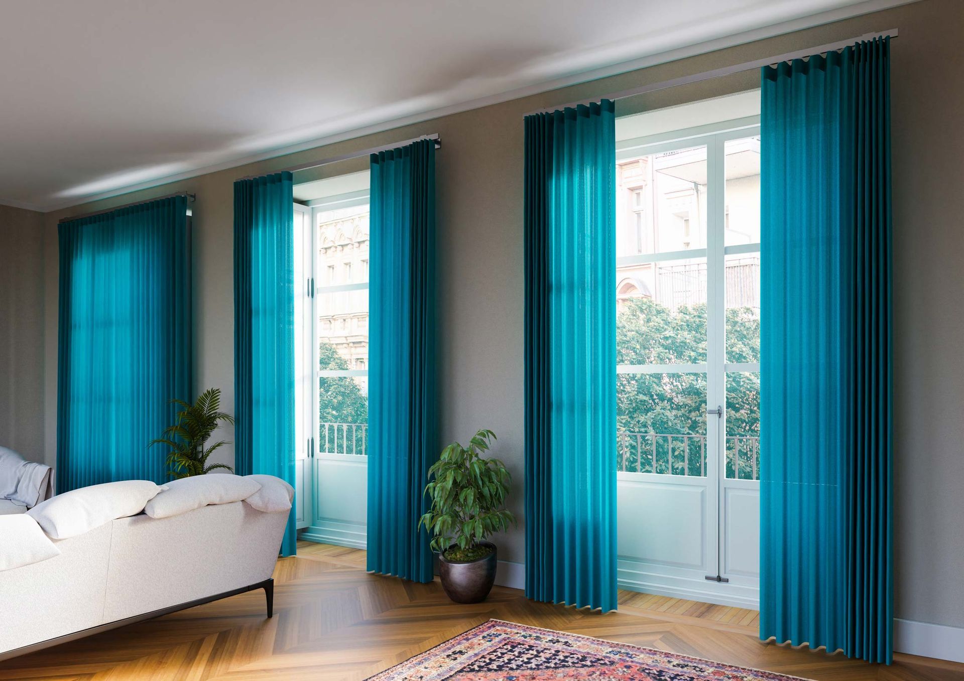 Un soggiorno con tende blu e un divano bianco.