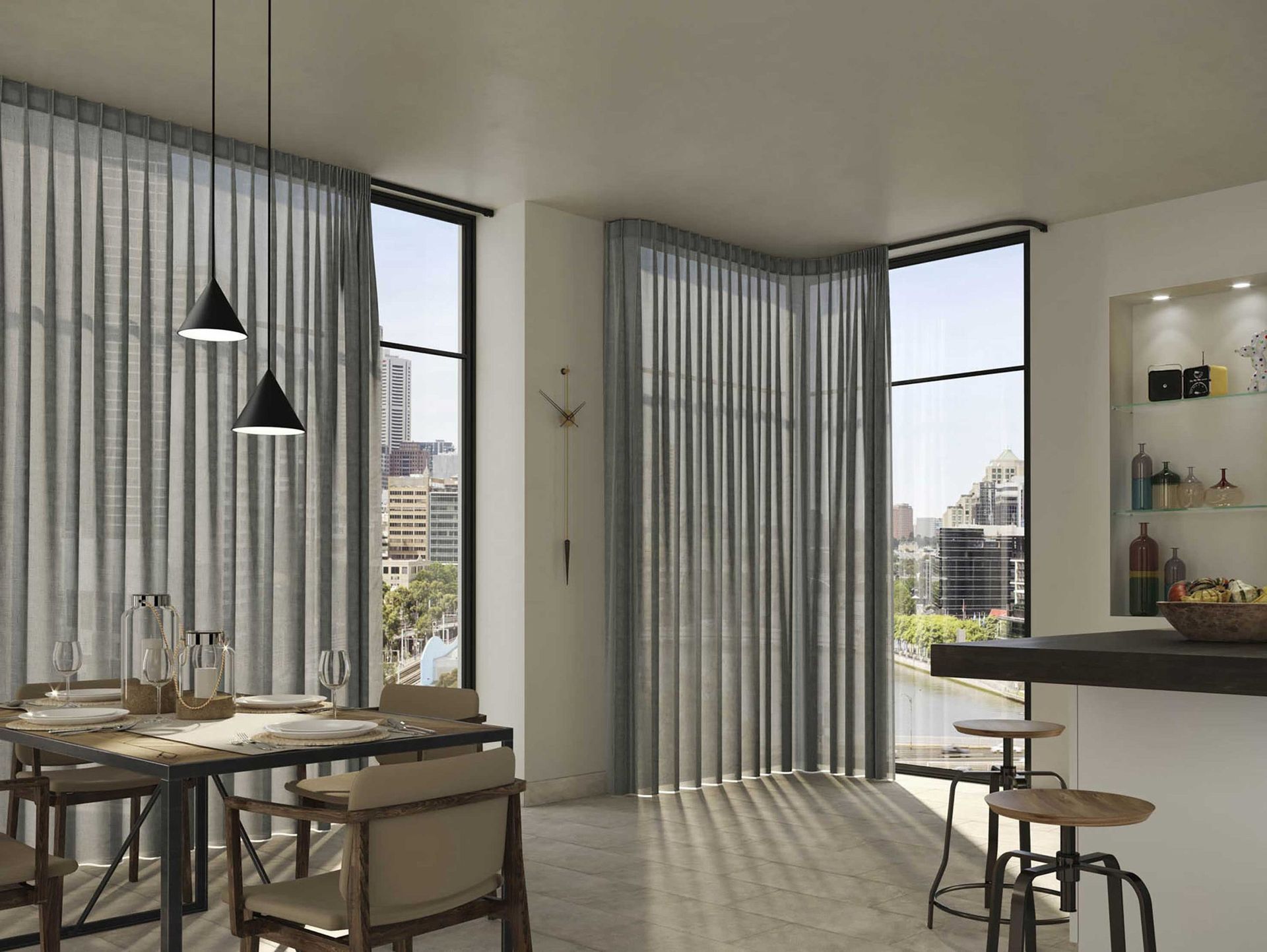 Una sala da pranzo con un tavolo e sedie e un orologio sul muro