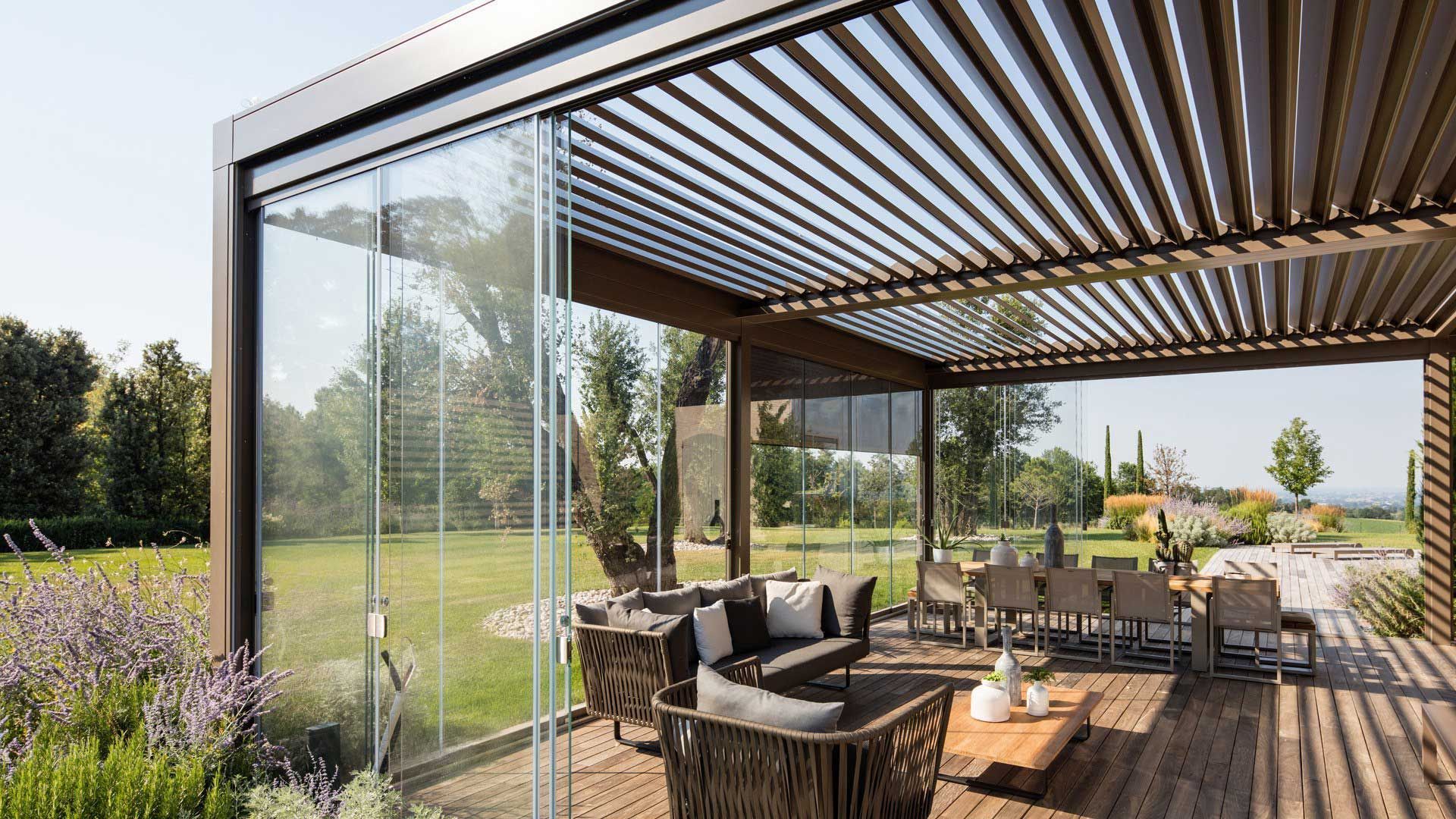 Un patio con pergolato e porte scorrevoli in vetro.