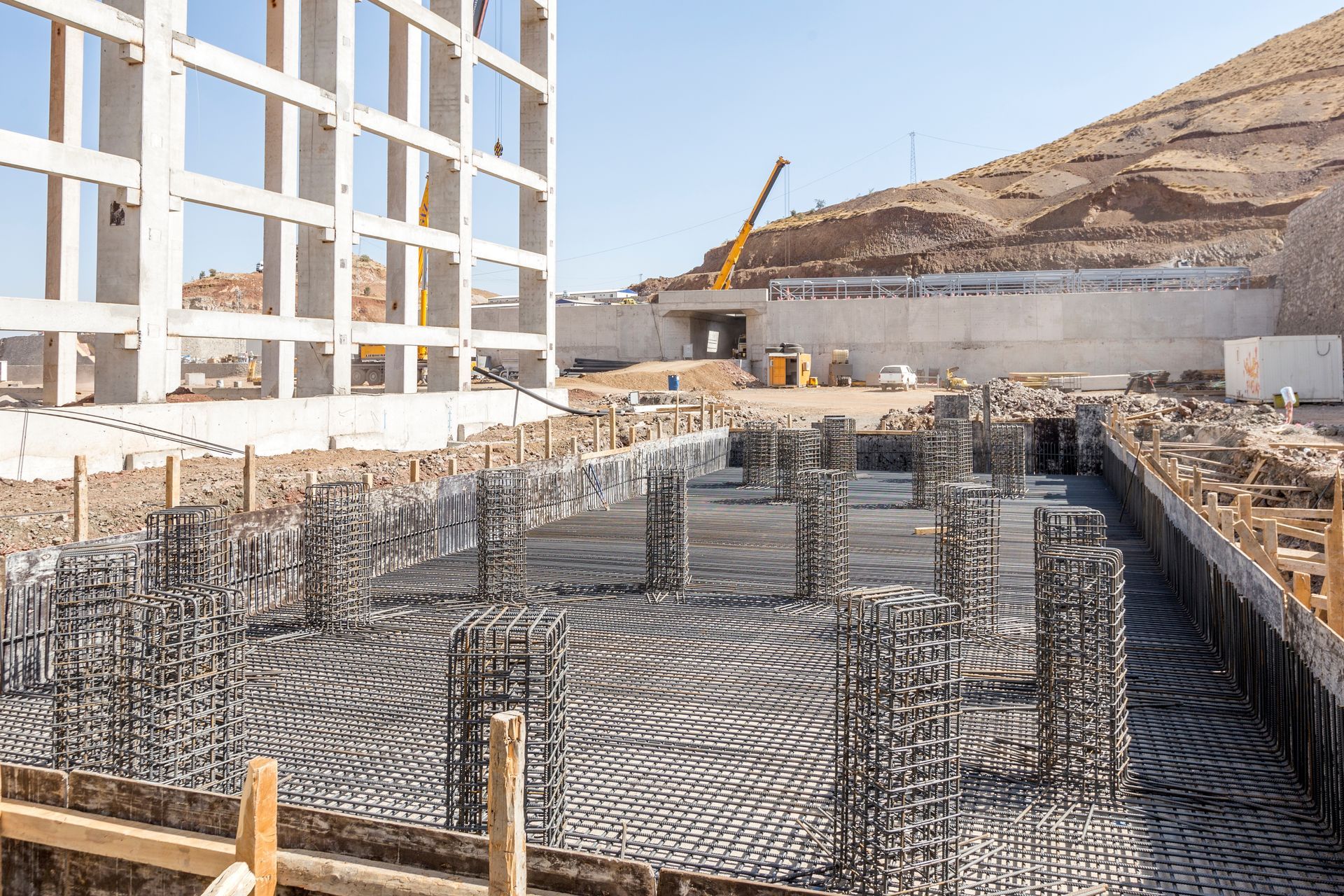 A large building is being built in the middle of a construction site.