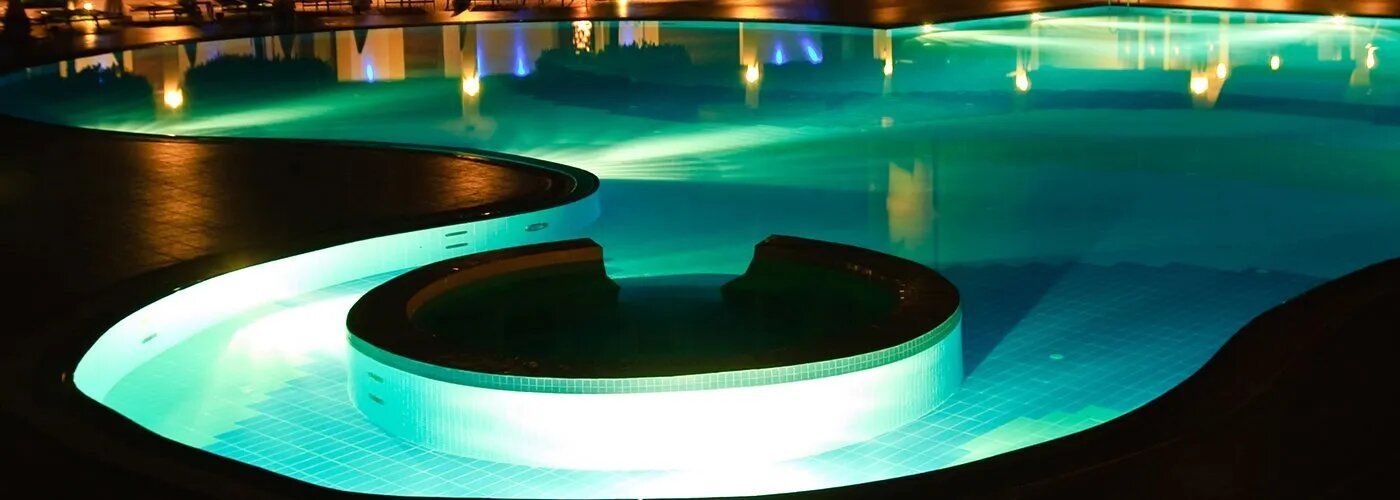 piscina con illuminazione led dentro la vasca