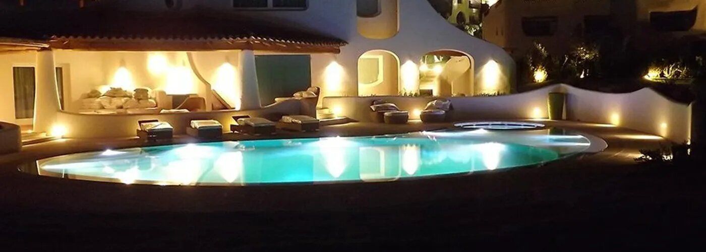 esterni villa con piscina illuminati a led