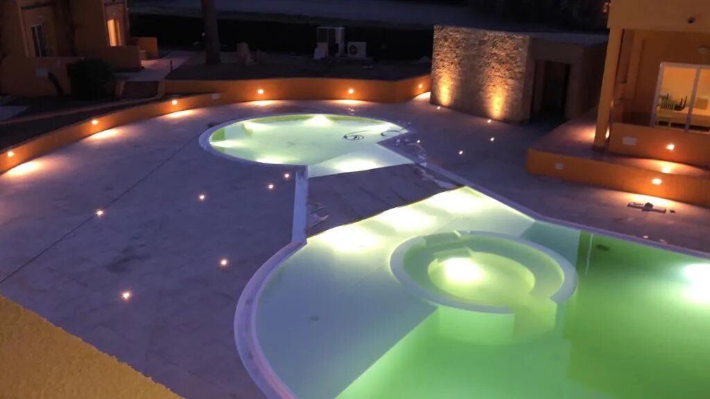 piscina con fari led dentro e fuori la vasca
