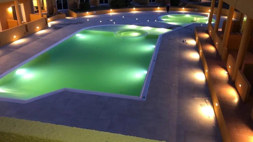 piscina con fari led dentro la vasca