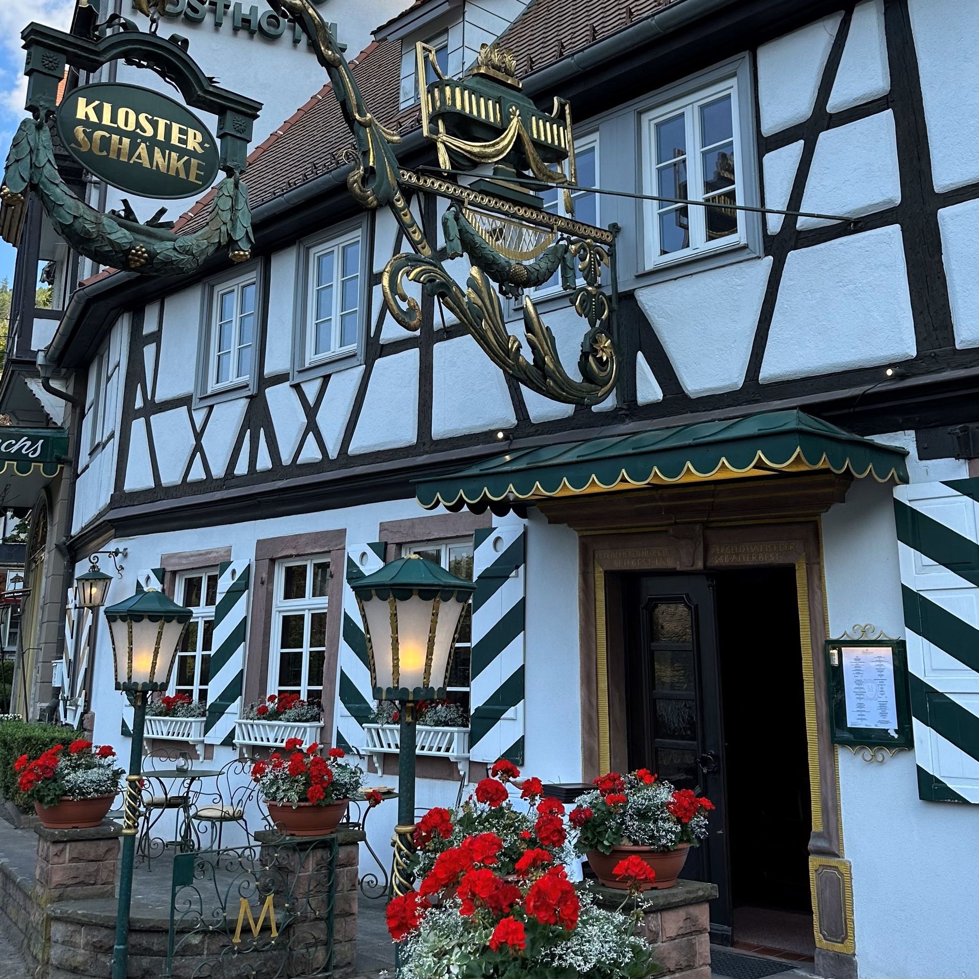 Ein Gebäude mit einem Schild mit der Aufschrift Kloster Schwanke