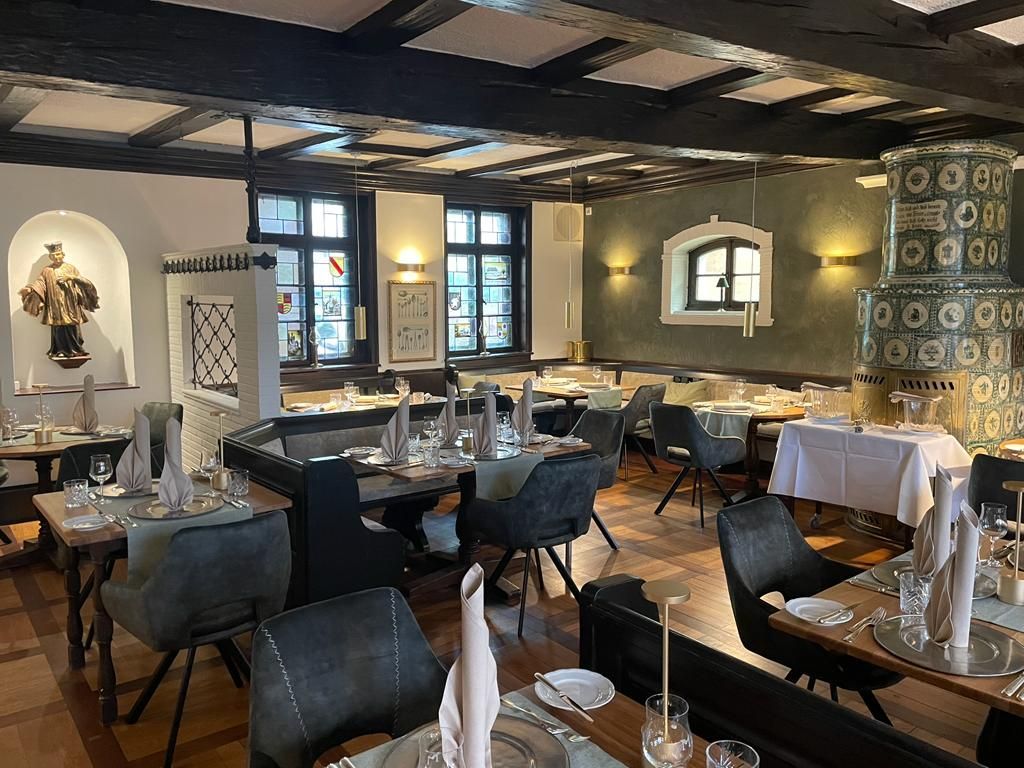 Ein Restaurant mit Tischen und Stühlen, die für eine Mahlzeit aufgestellt sind.