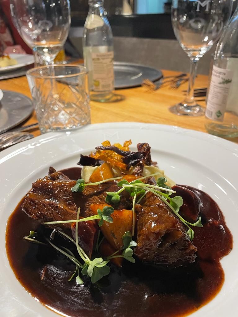 Eine Nahaufnahme eines Tellers mit Essen auf einem Tisch