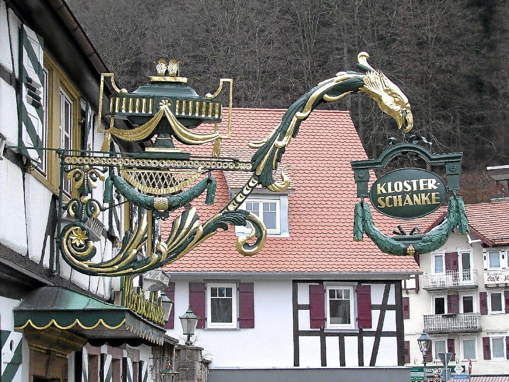 Ein Schild an der Seite eines Gebäudes mit der Aufschrift „Kloster“