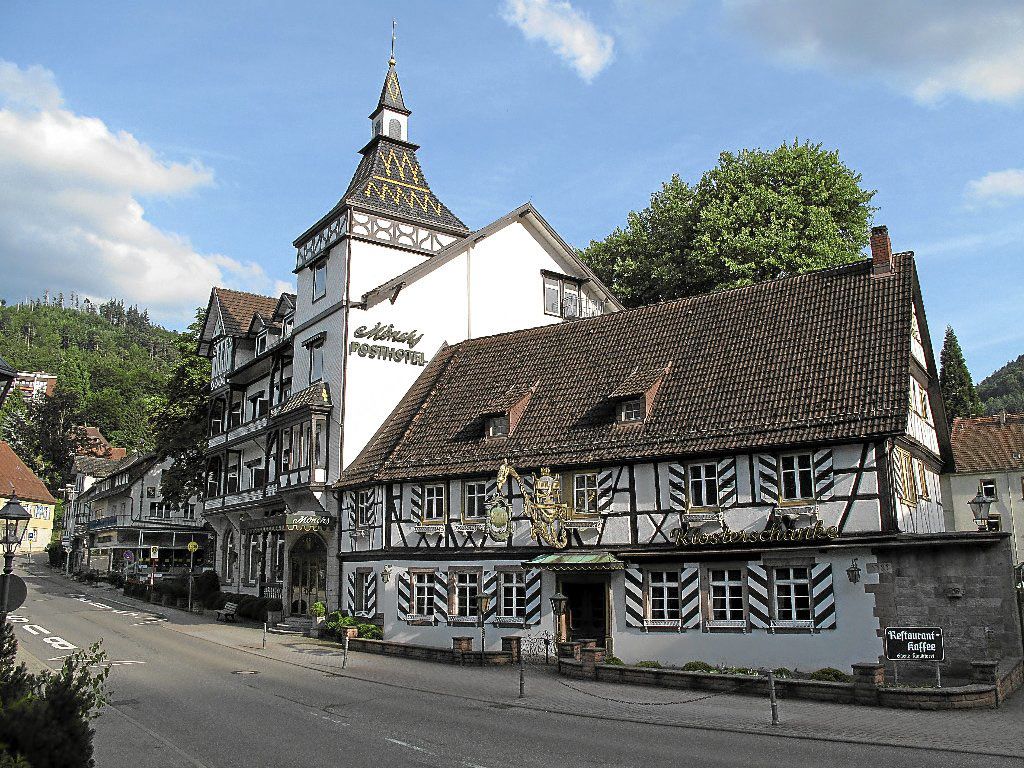 Ein großes weißes Gebäude mit einem Uhrenturm darauf