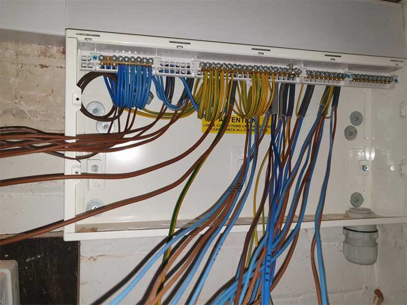 Consumer unit wiring in LE2