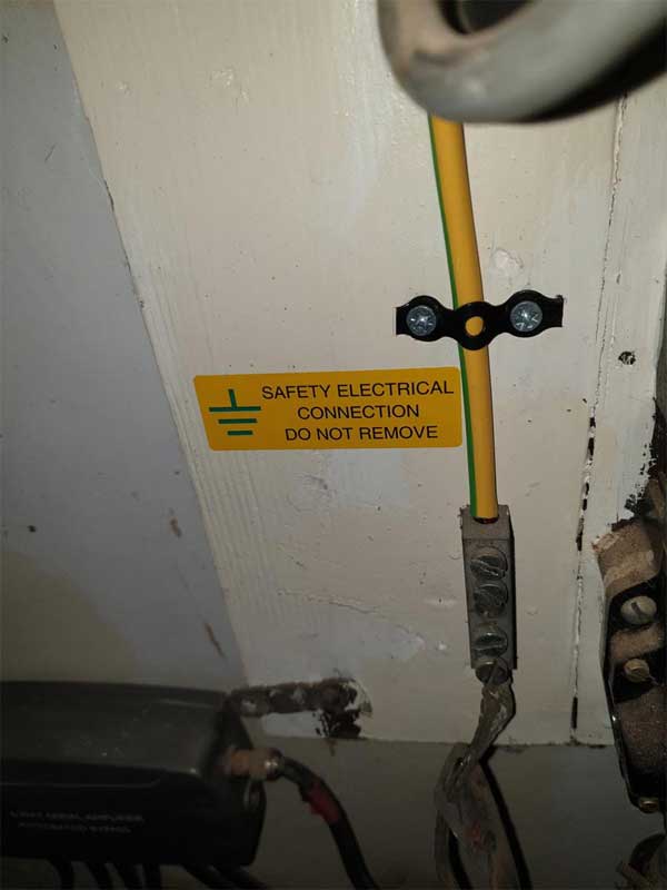 Earthing Conductor installed correctly by electrical contractor