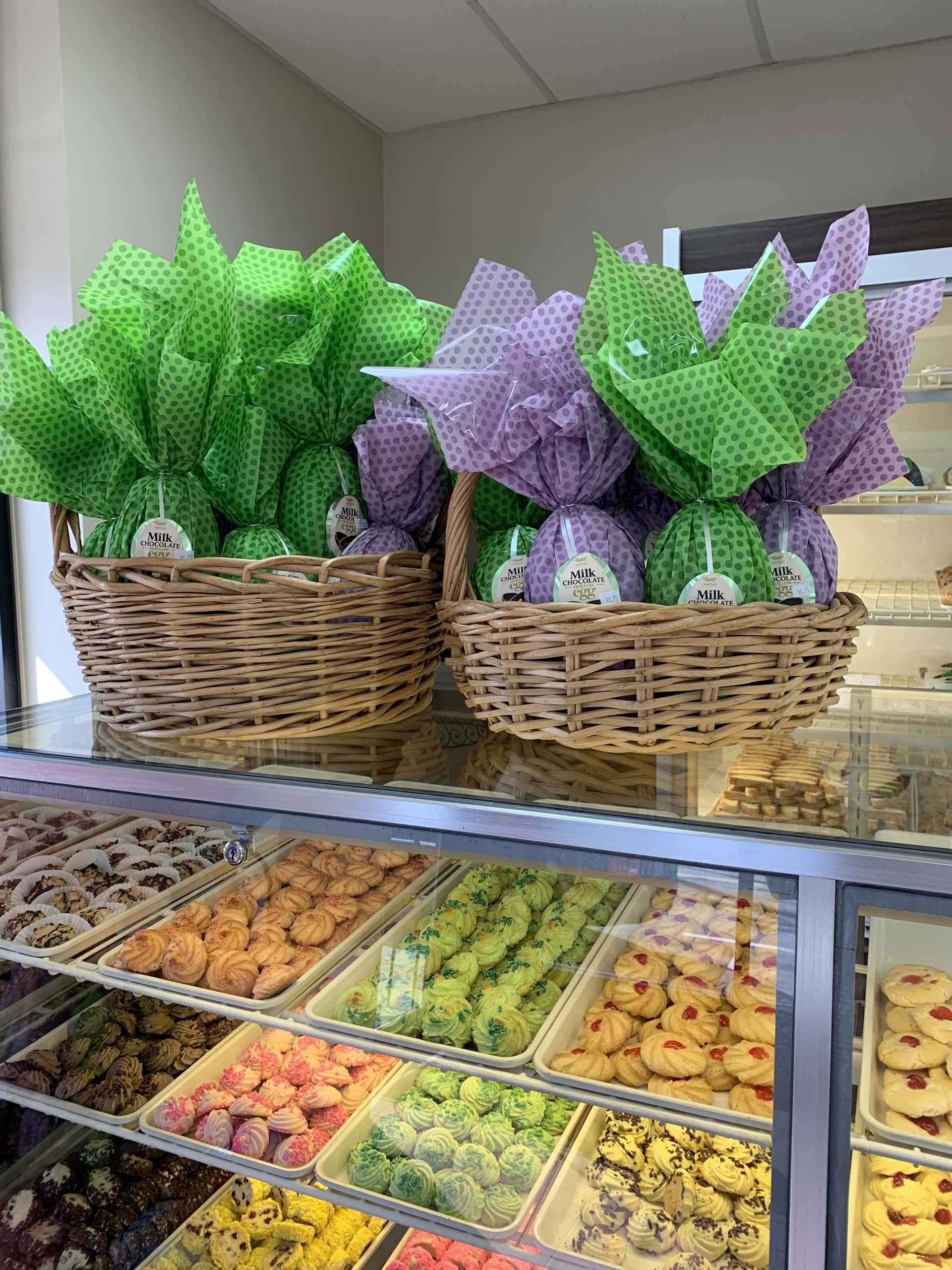 A display case filled with lots of different types of cookies.