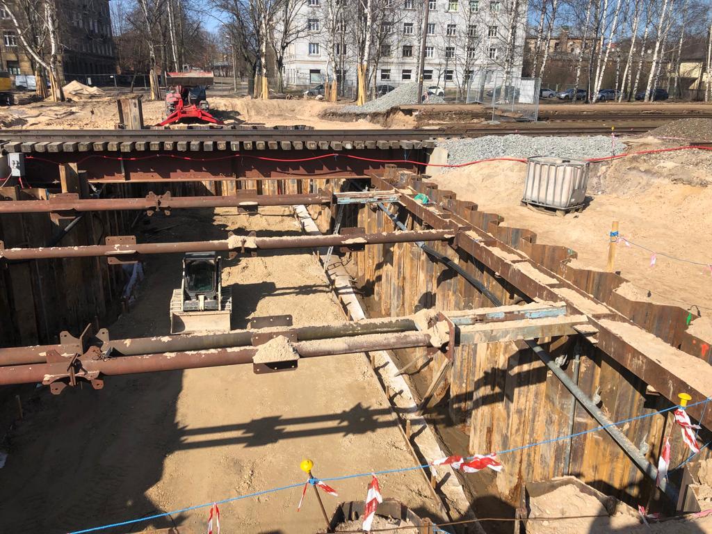 Gājēju tuneļa būvniecība zem dzelzceļa, stacijā Mangaļi