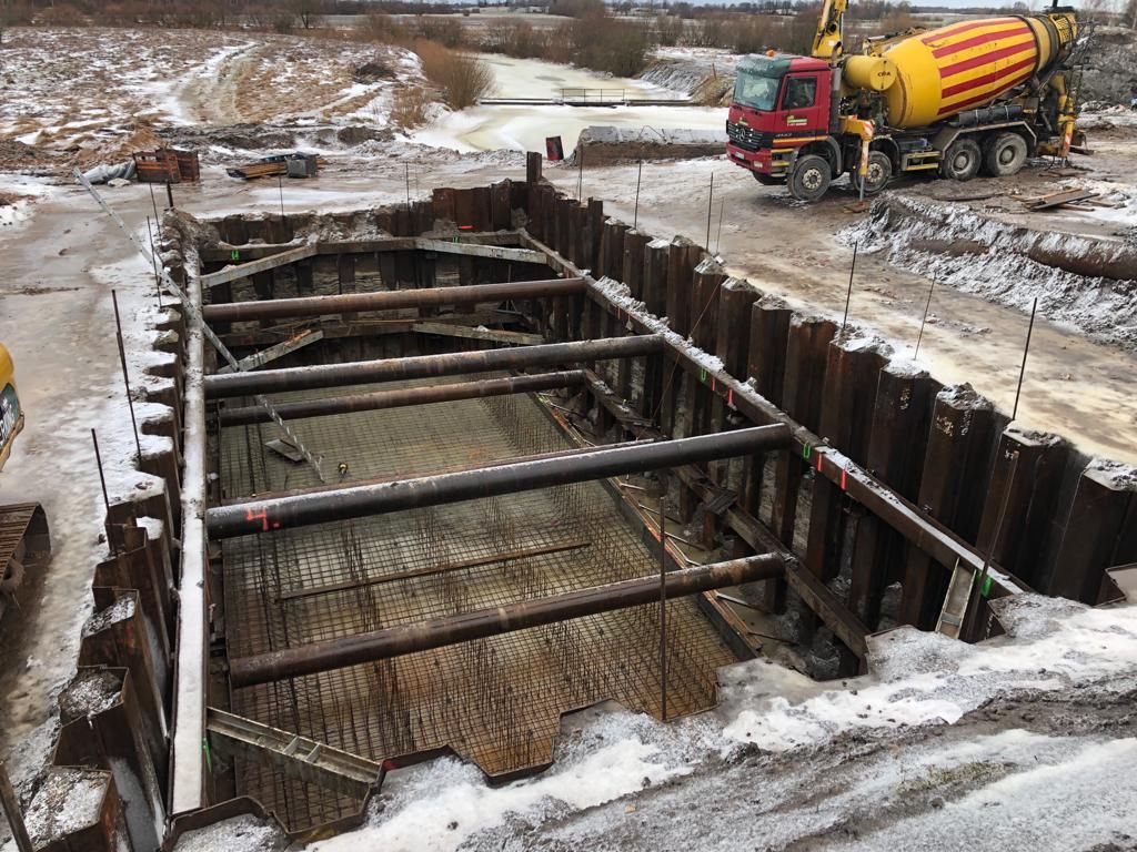 Rievsienas un metāla spraišļu sistēmu konstrukcijas