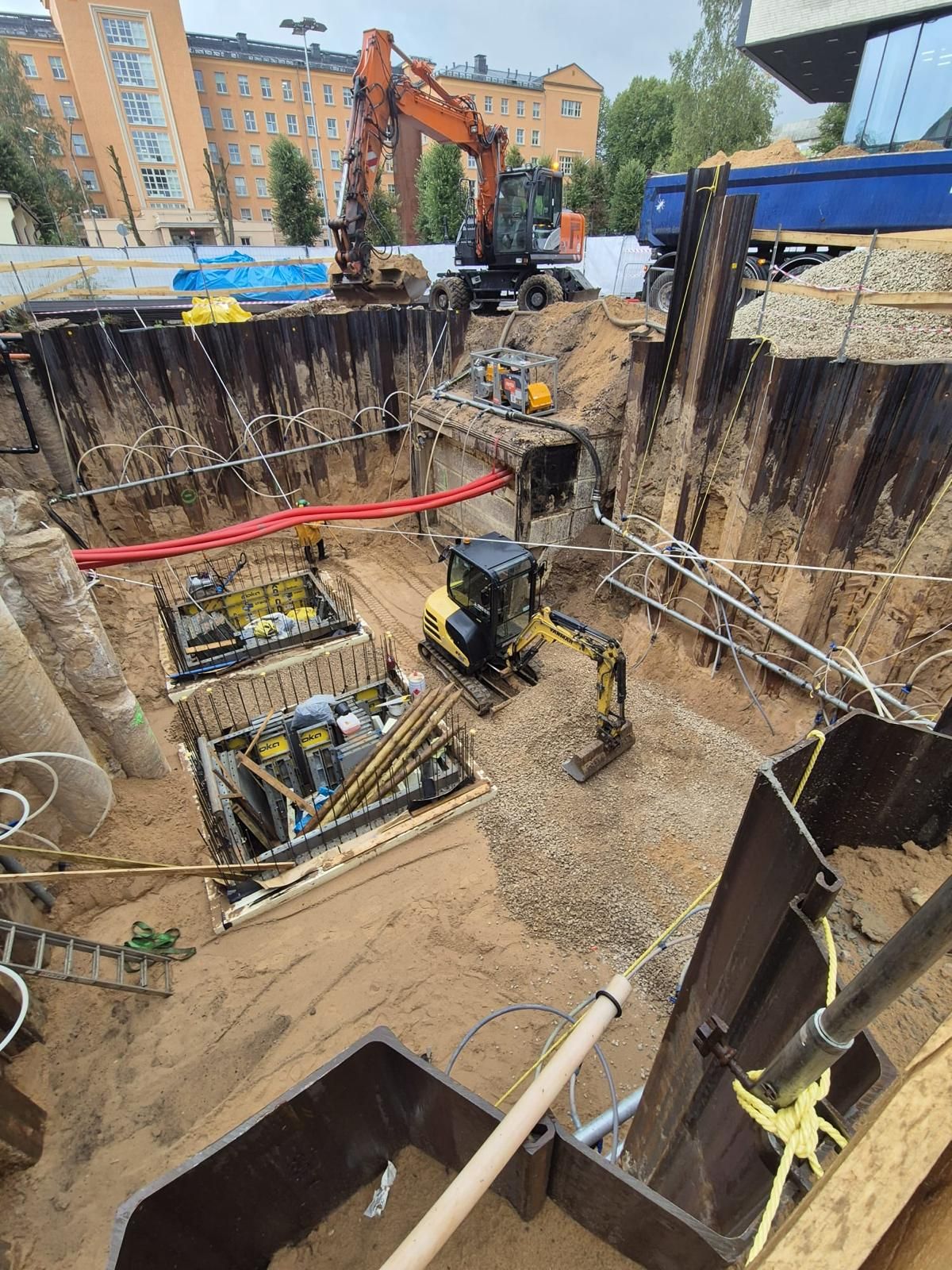 Rievsienas un metāla spraišļu sistēmu konstrukcijas