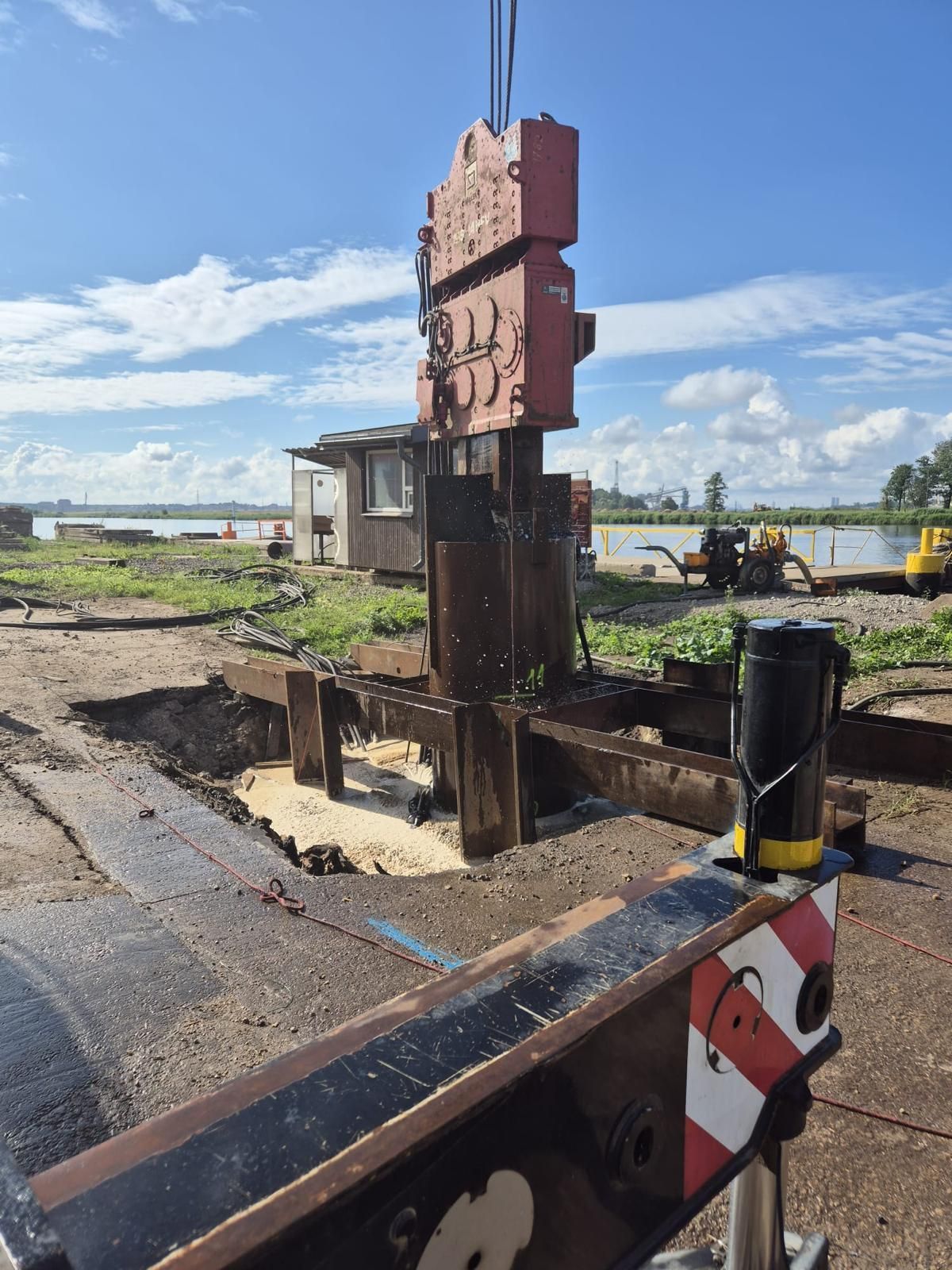 Rievsienas un metāla spraišļu sistēmu konstrukcijas