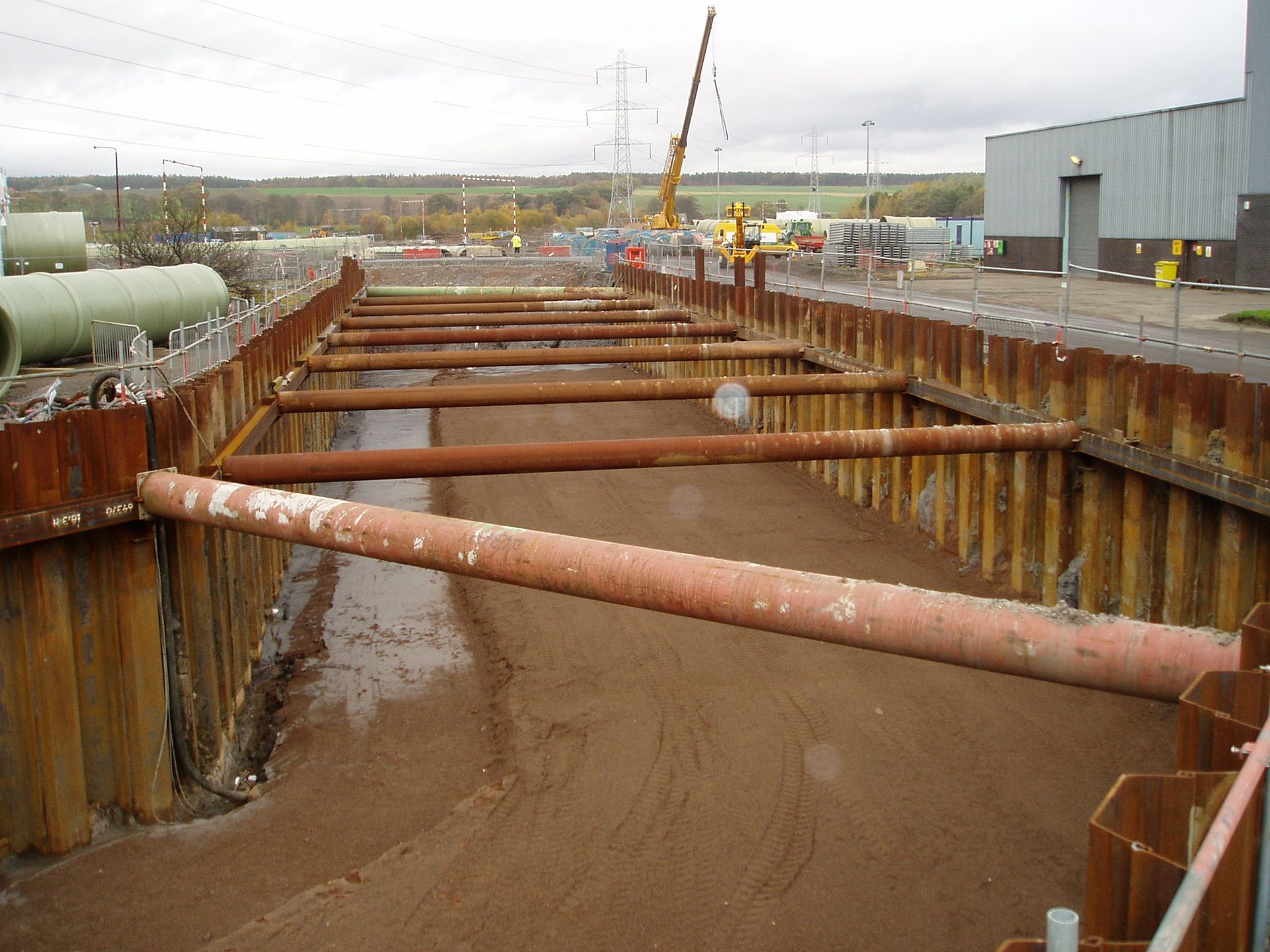 Rievsienas un metāla spraišļu sistēmu konstrukcijas