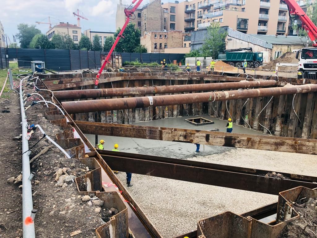 Rievsienas un metāla spraišļu sistēmu konstrukcijas