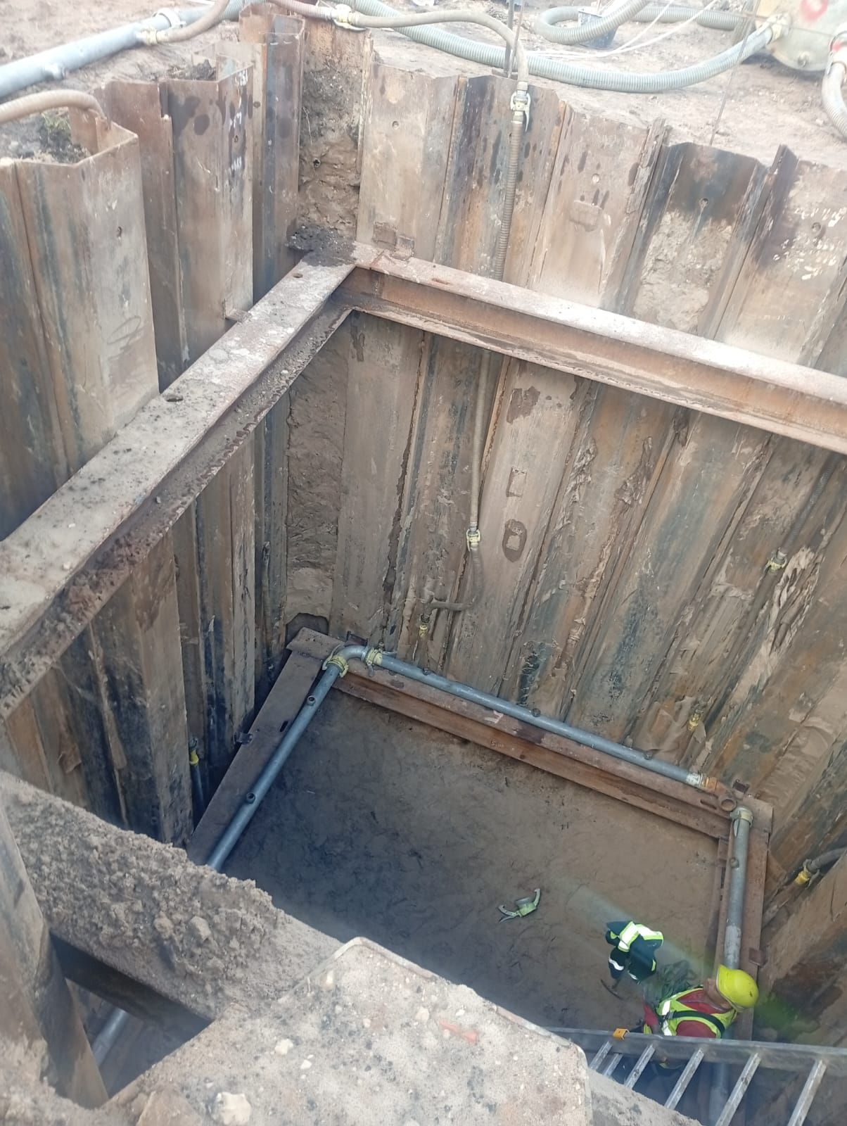 Rievsienas un metāla spraišļu sistēmu konstrukcijas