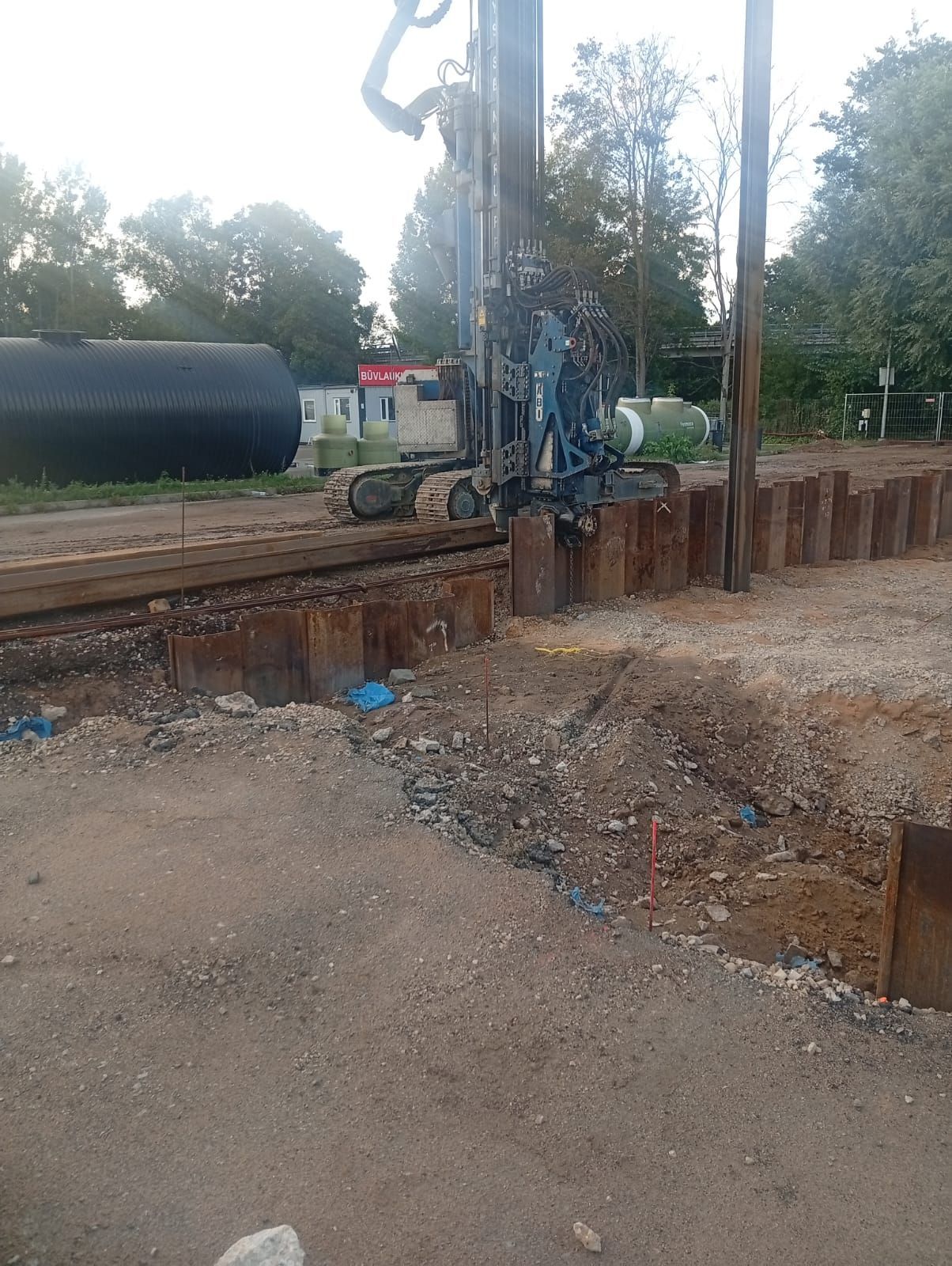 Rievsienas un metāla spraišļu sistēmu konstrukcijas