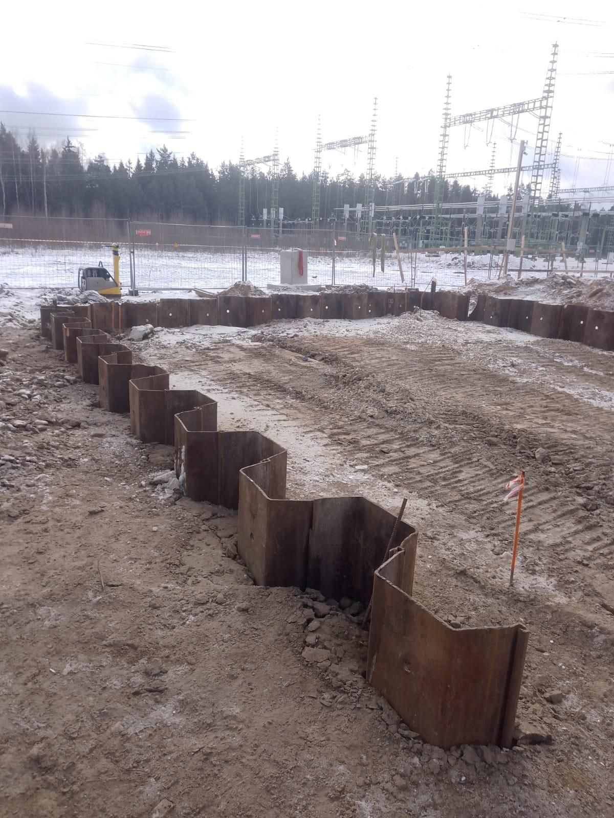 Rievsienas un metāla spraišļu sistēmu konstrukcijas