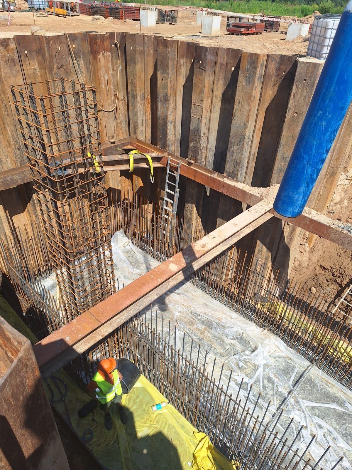 Rievsienas un metāla spraišļu sistēmu konstrukcijas