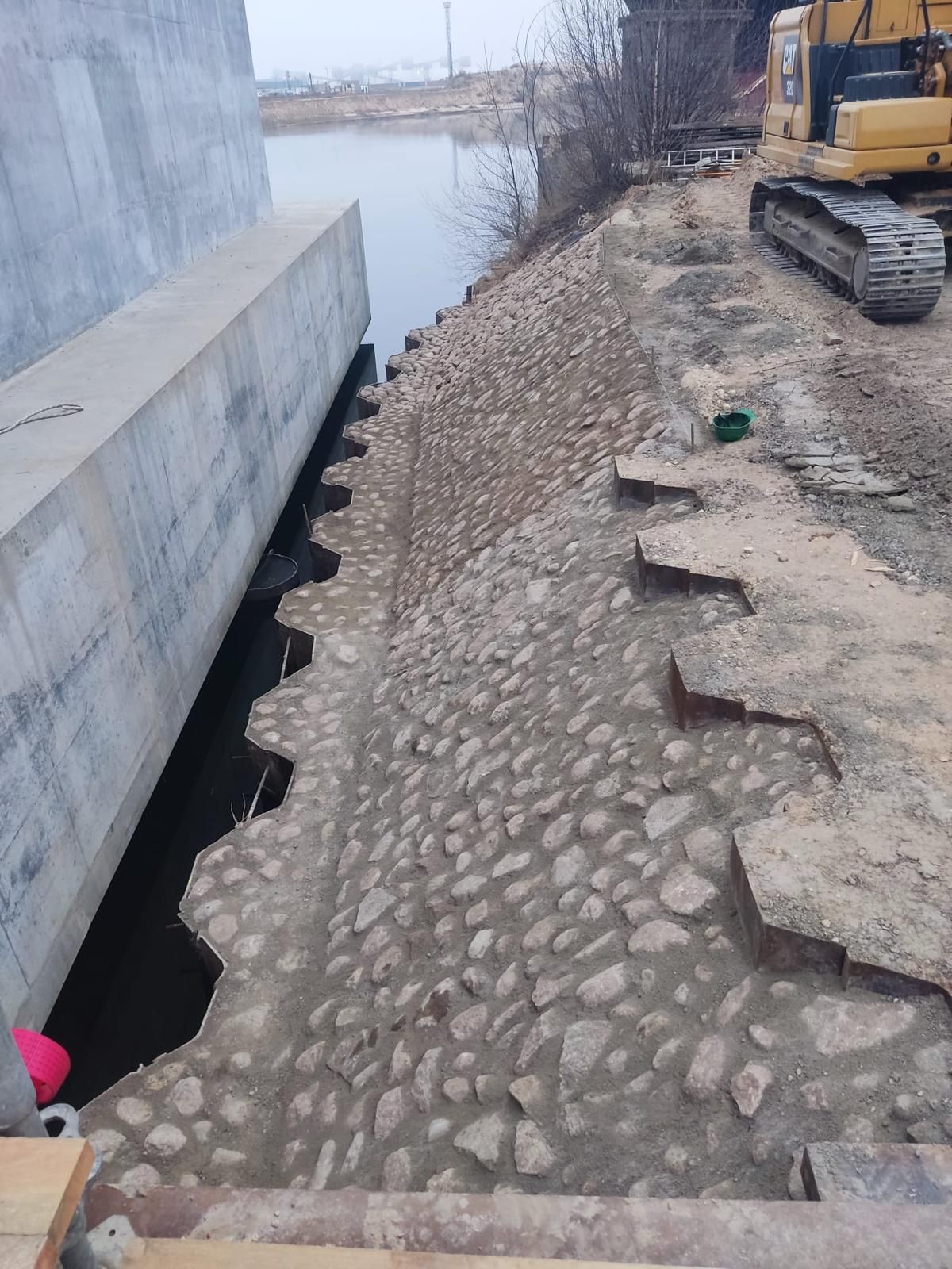 Rievsienas un metāla spraišļu sistēmu konstrukcijas