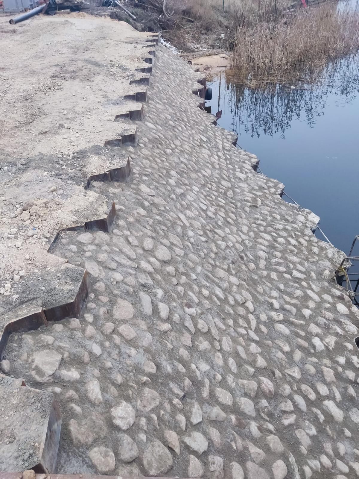 Rievsienas un metāla spraišļu sistēmu konstrukcijas