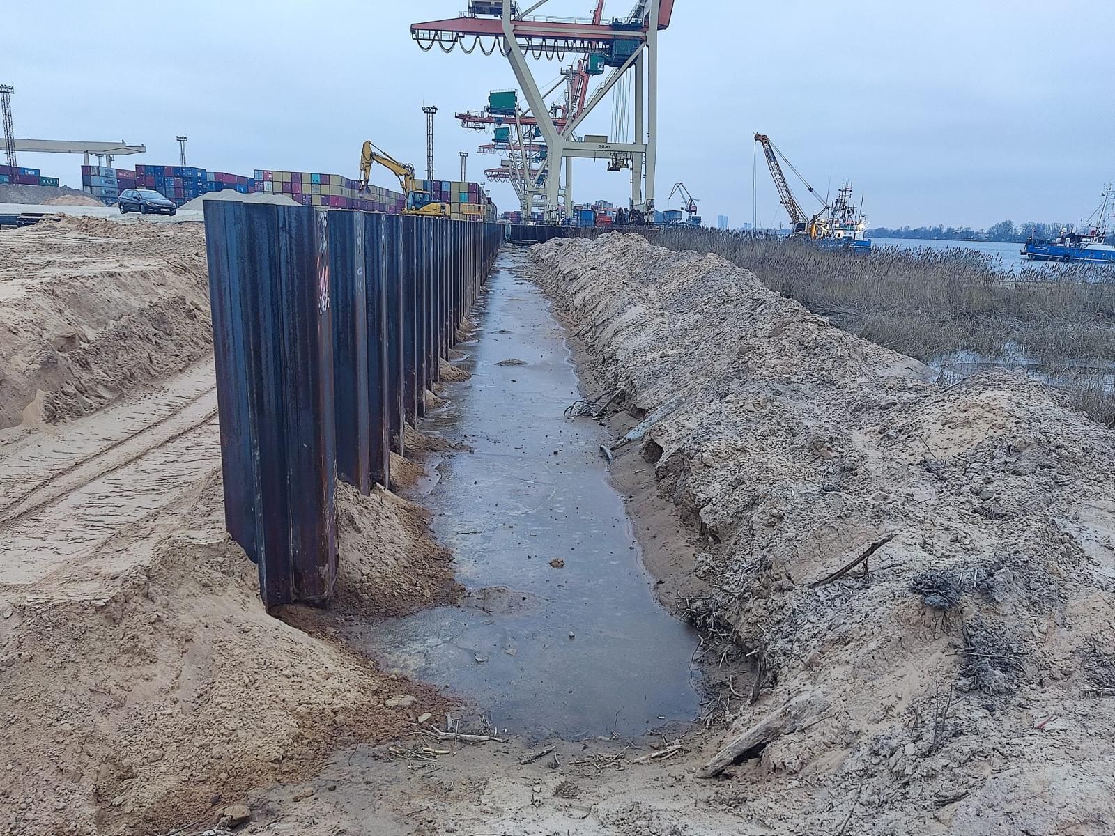 Rievsienas un metāla spraišļu sistēmu konstrukcijas