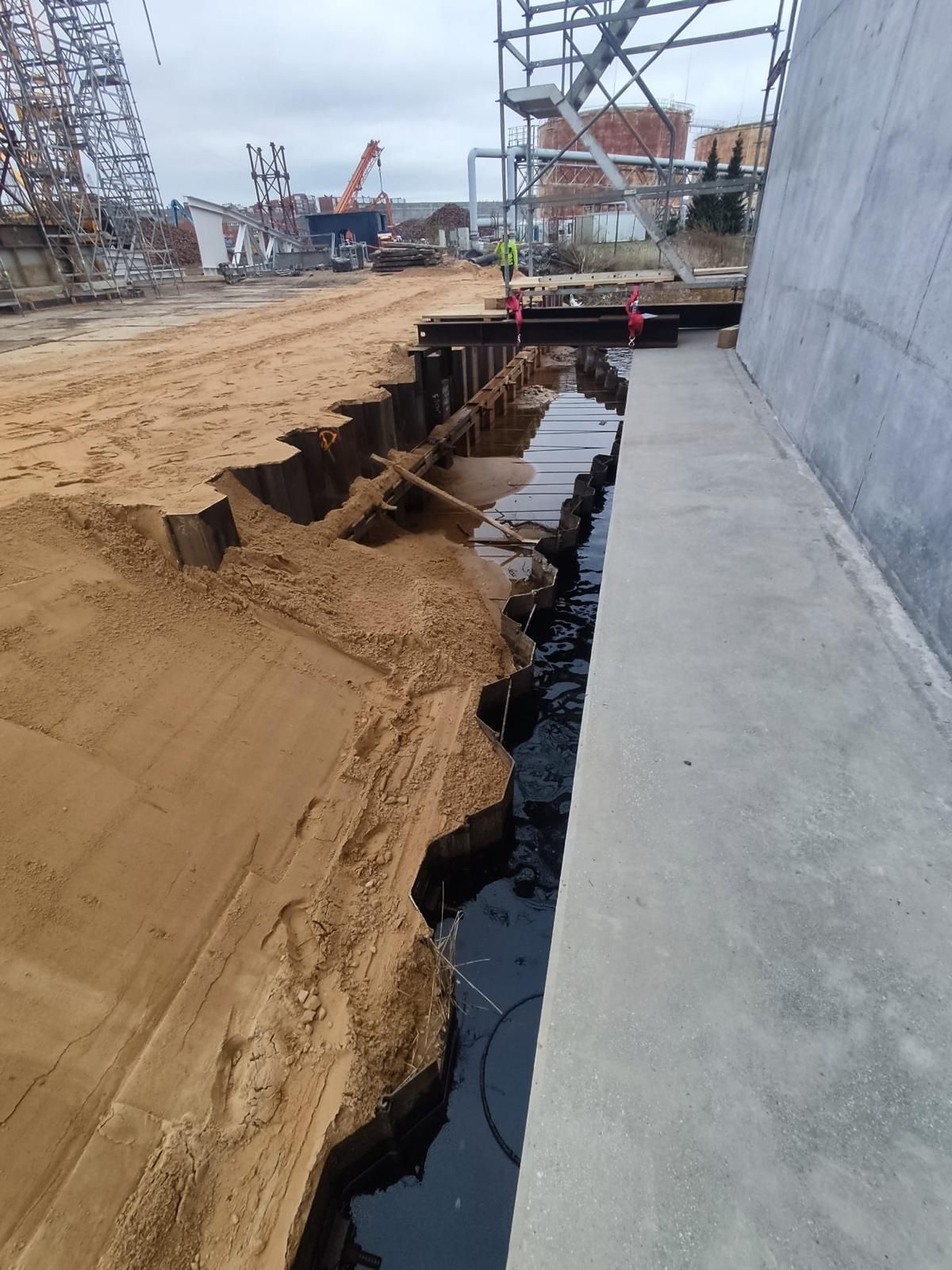 Rievsienas un metāla spraišļu sistēmu konstrukcijas