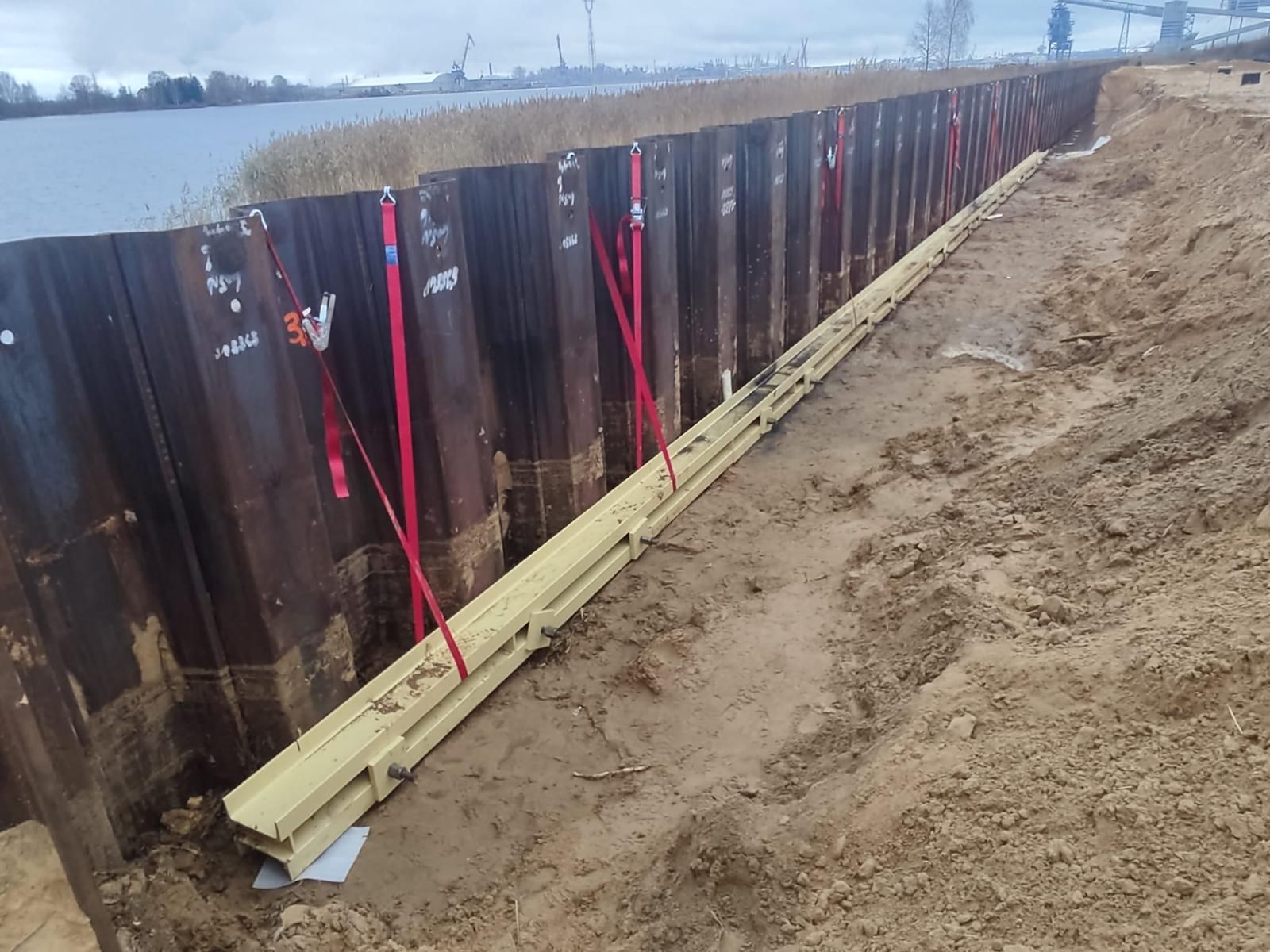 Rievsienas un metāla spraišļu sistēmu konstrukcijas