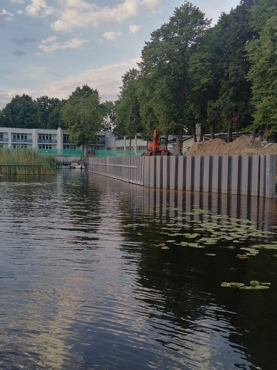 Rievsienas un metāla spraišļu sistēmu konstrukcijas