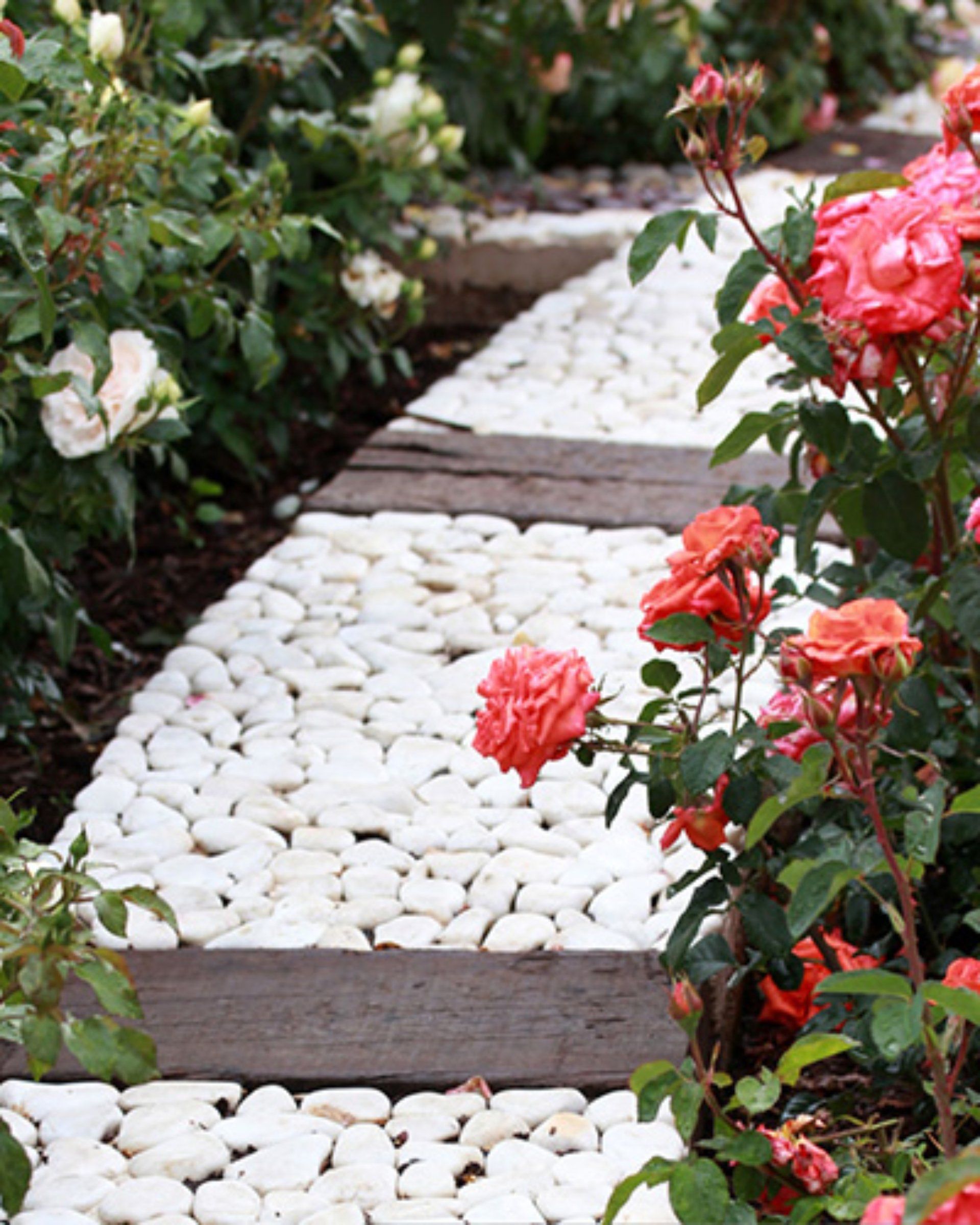 giardino con ciottoli bianchi