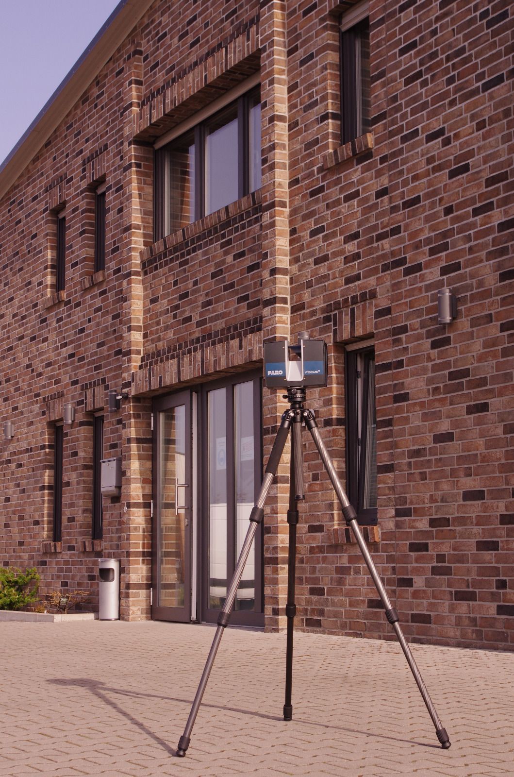 3D-Laserscanner vor  einer Hausfassade | THYEN Digitale Aufmaße