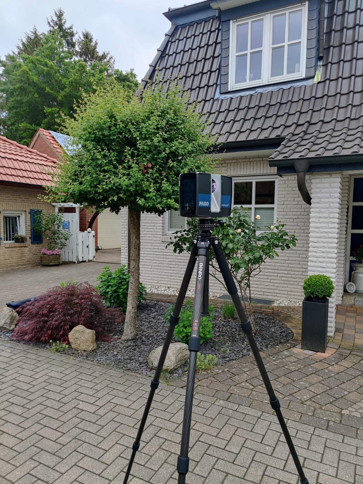 THYEN Digitale Aufmaße | 3D- Laserscanner vor einem Wohnhaus