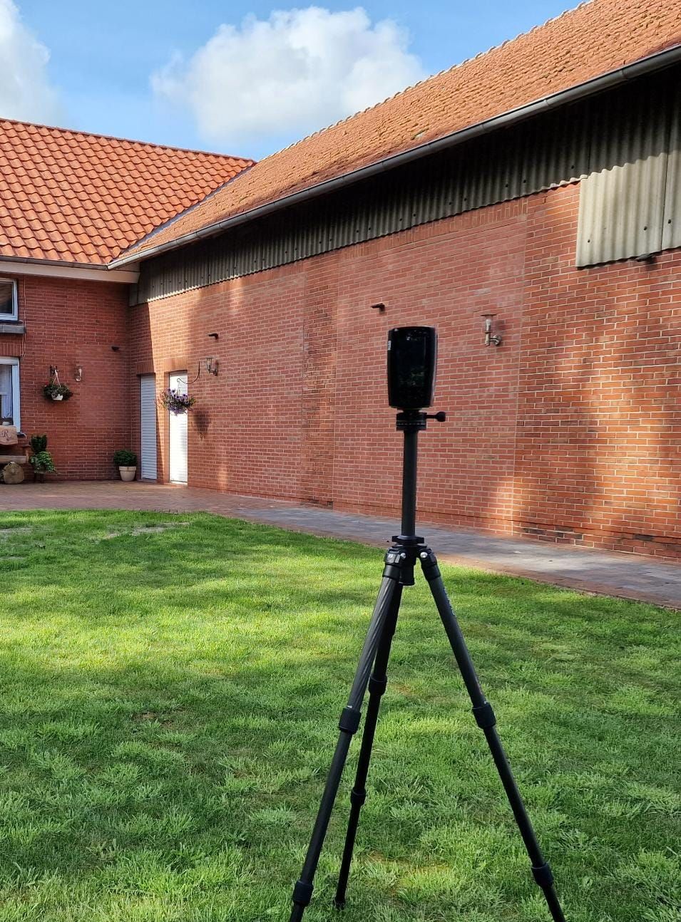 THYEN Digitale Aufmaße | Laserscanner vor einem Wohnhaus aufgestellt