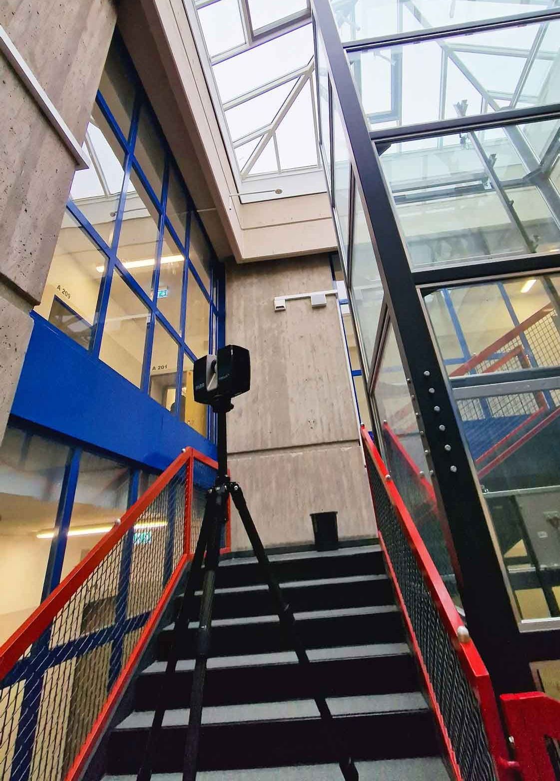 THYEN Digitale Aufmaße | 3D- Touren für  Immobilien | 3D- Laserscanner auf einer Treppe