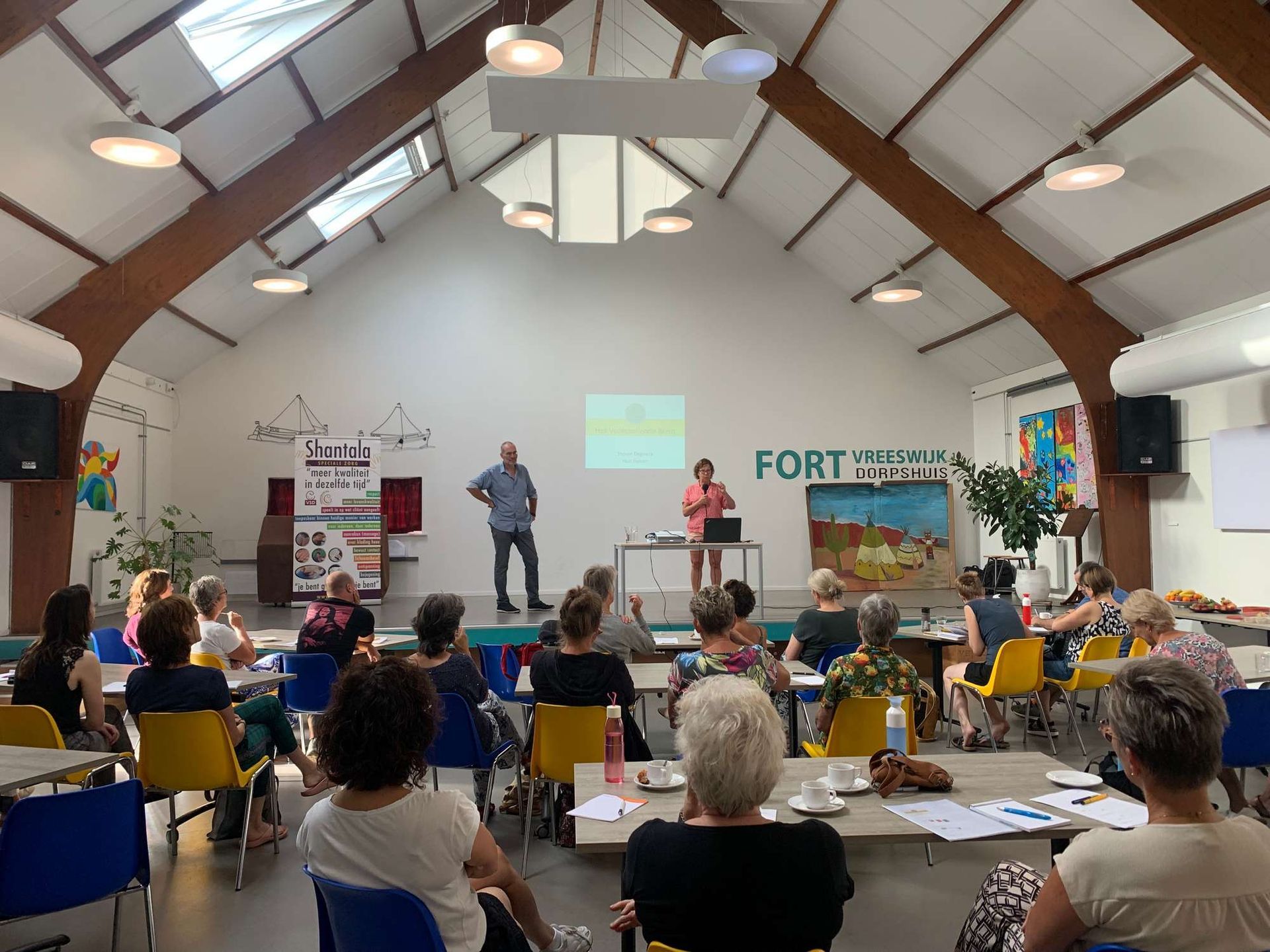 Groep mensen met presentator.