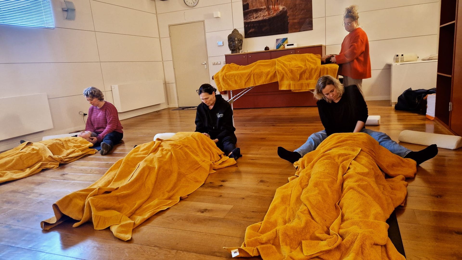 Groep mensen masseert elkaar