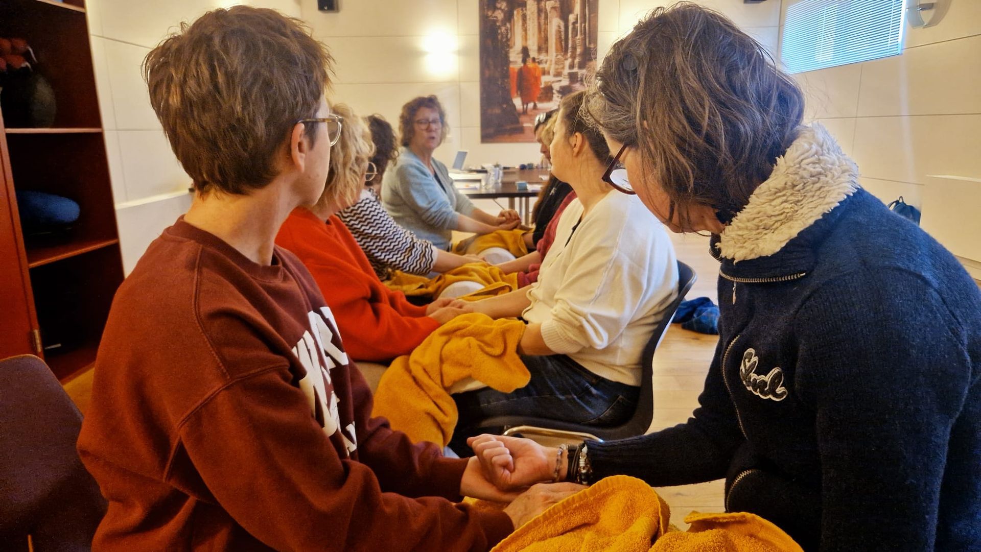 Trainer geeft les aan groep mensen