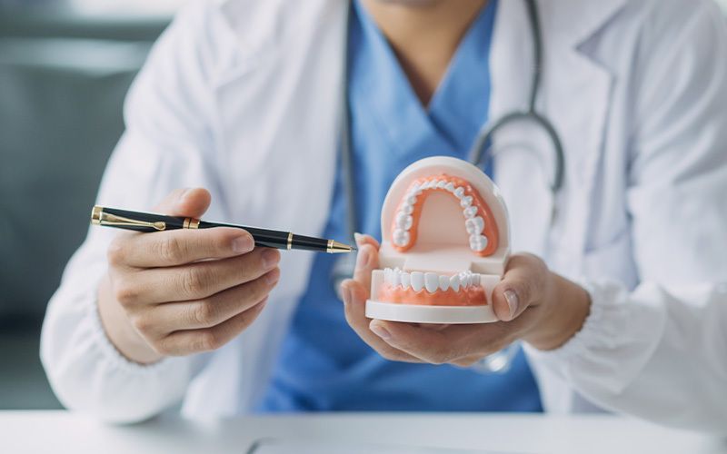medico dentista; dentista; odontoiatra. 
