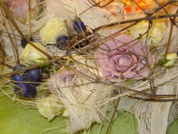 composizione di rose, rami e stoffe