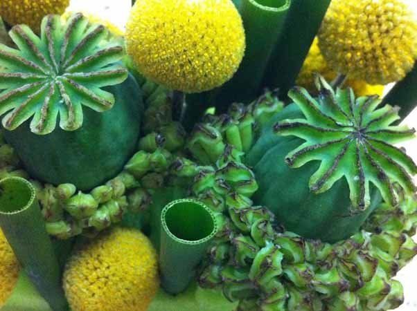 composizione floreale con fiori finti