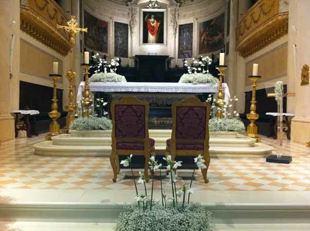 altare con allestimenti e composizioni floreali per rito nuziale