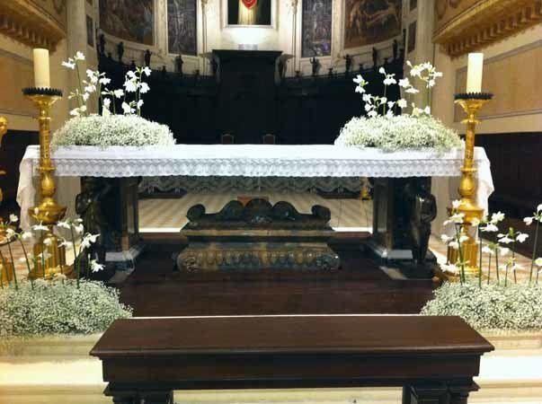allestimento floreale della chiesa per il matrimonio